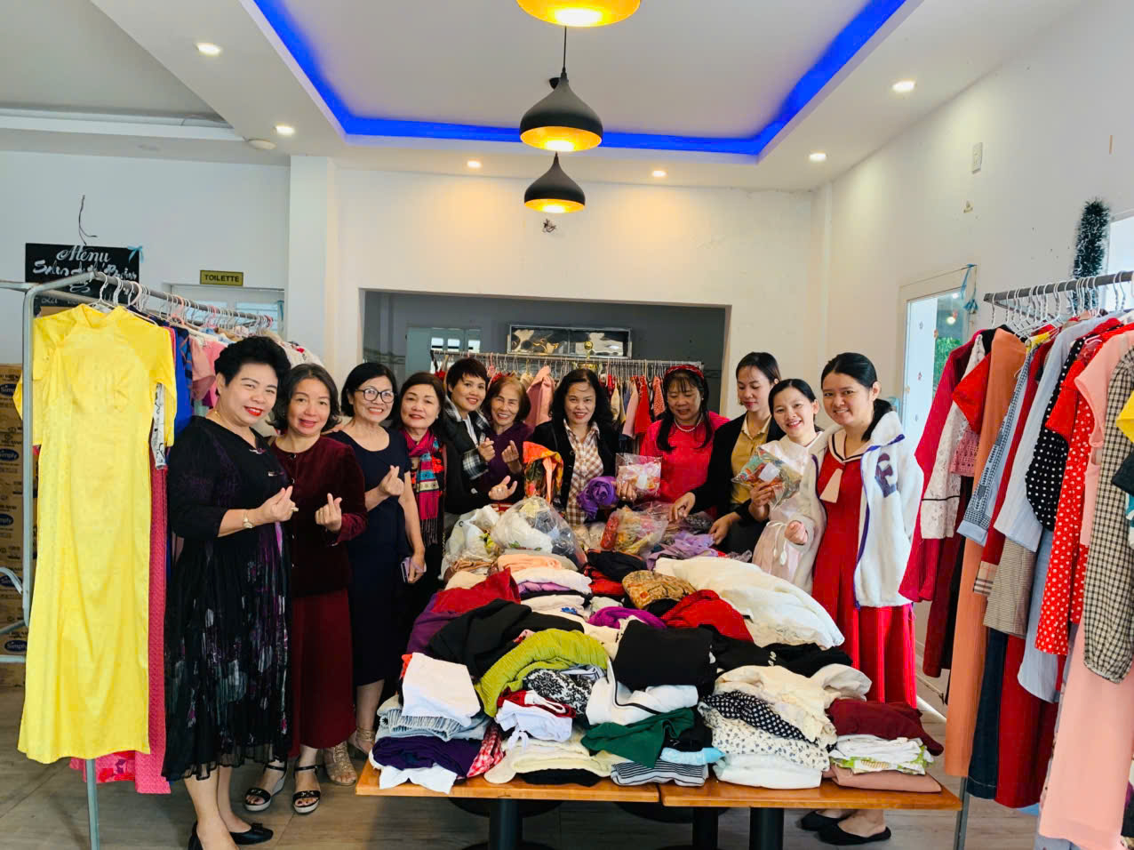 Bên cạnh áo dài và trang phục công sở, vốn là điểm nhấn của những tháng trước, chương trình lần này còn có thêm nhiều loại trang phục khác