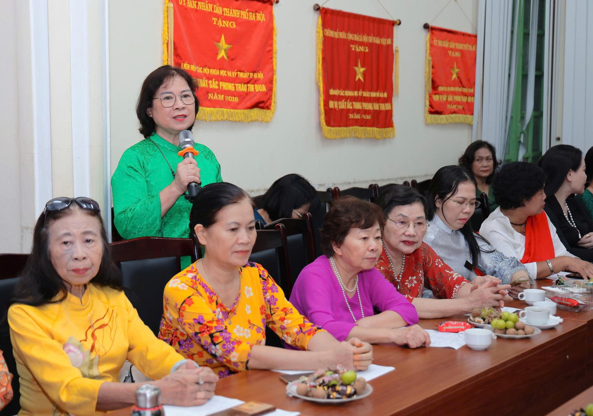 Các hội viên của Hội Nữ trí thức Hà Nội tích cực đóng góp nhiều ý kiến giá trị tại các hội thảo, tọa đàm.