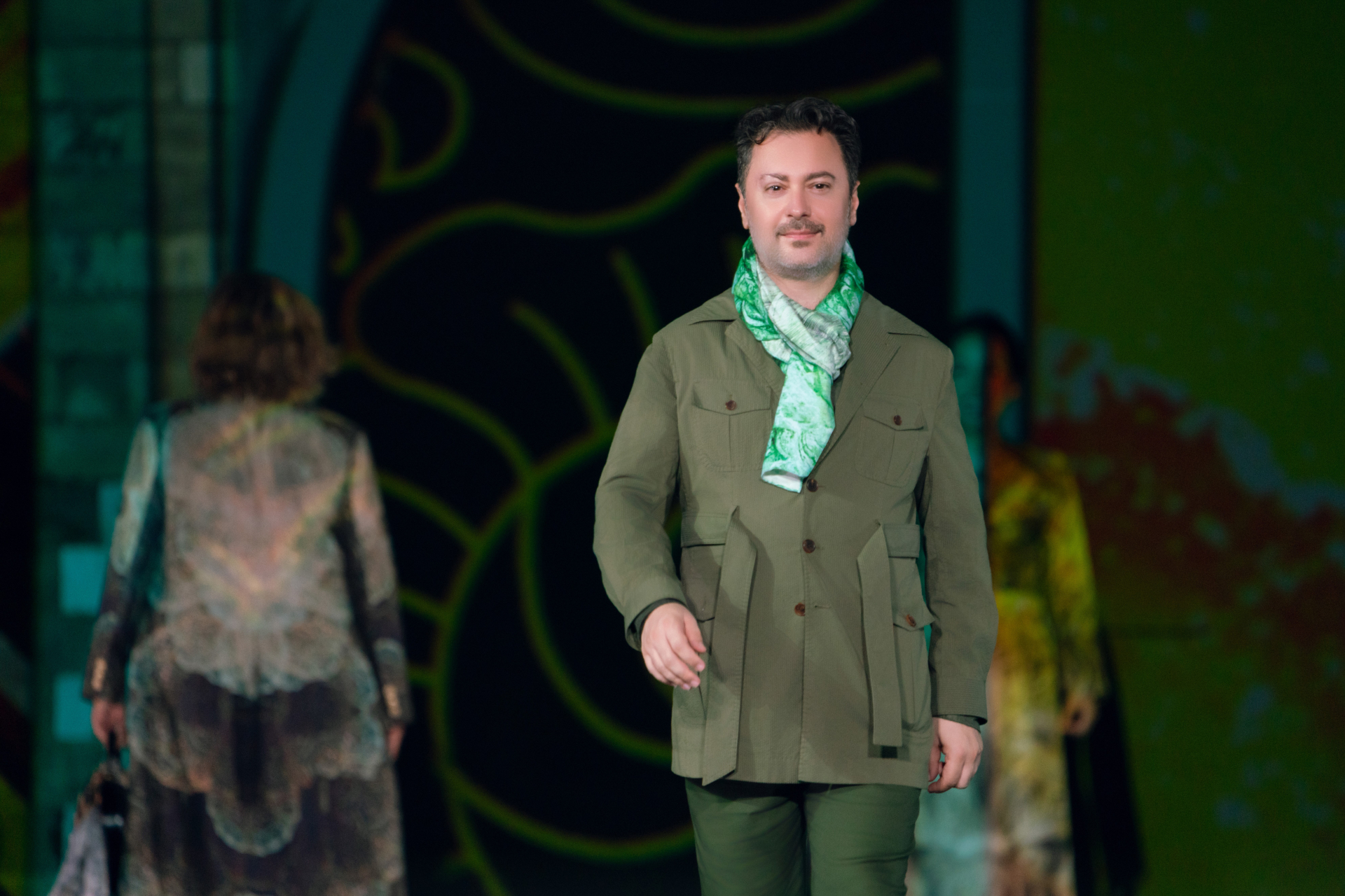 Kháchh quốc tế trình diễn khăn lụa DeSilk trên sân khấu sự kiện ở Hoàng Thành Thăng Long