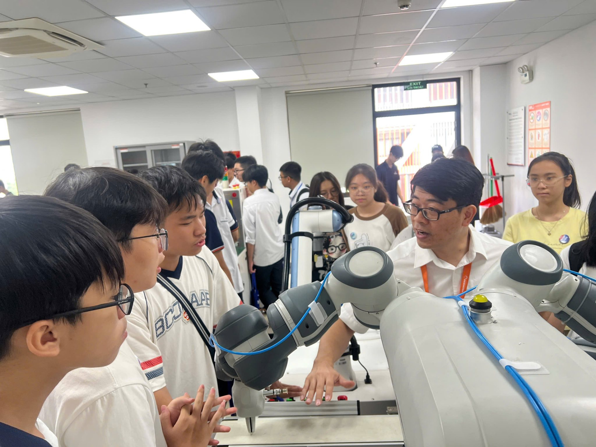 Sinh viên thực hành tại Phòng thí nghiệm của Khoa Công nghệ Sinh học, Hóa học và Kỹ thuật môi trường