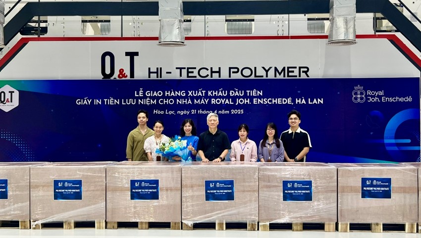 Lễ xuất khẩu đơn hàng giấy nền đầu tiên cho đối tác Royal John Enschede.