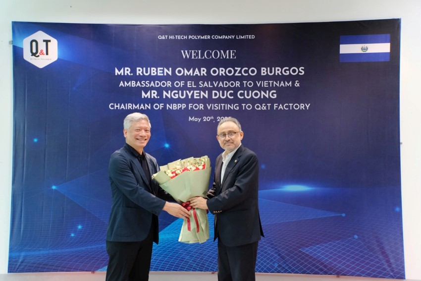 Chủ tịch HĐQT Lương Ngọc Anh tặng hoa Ngài Ruben Omar Orozco Burgos, Đại sứ El Salvador tại Việt Nam khi ông đến thăm Nhà máy Q&T.