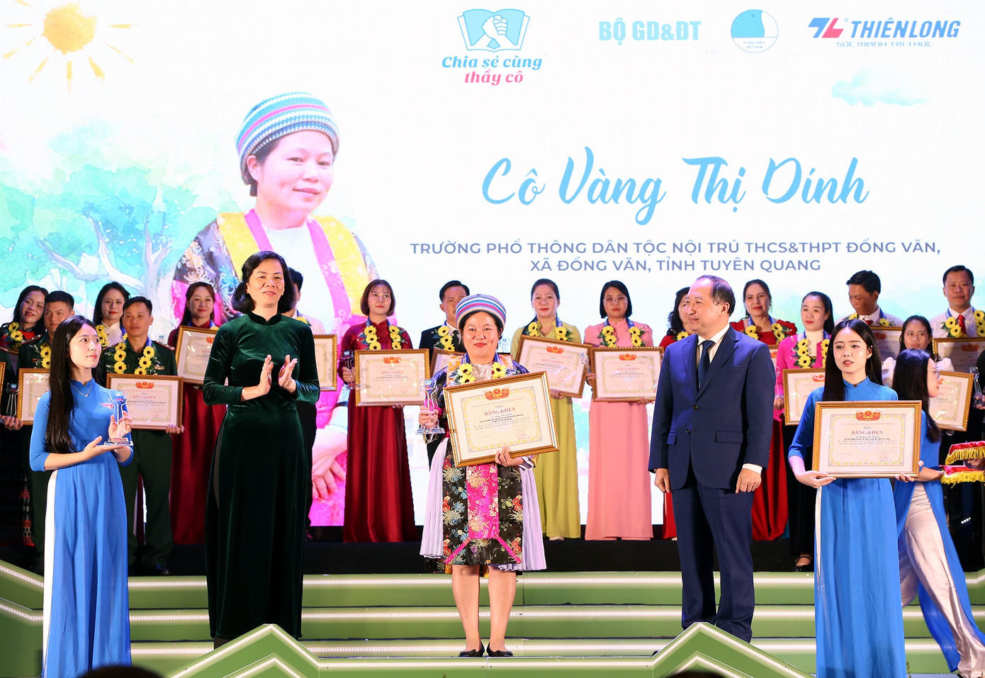 Cô giáo Vàng Thị Dính nhận Bằng khen, kỷ niệm chương tại lễ tuyên dương Chia sẻ cùng thầy cô năm 2025