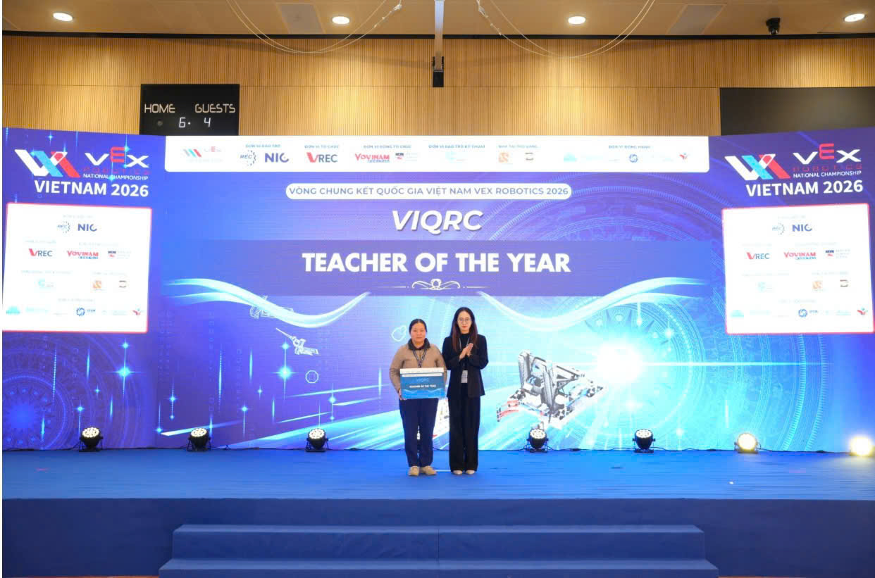 Cô Vàng Thị Dính được vinh danh Nhà Giáo của năm tại Giải Vô địch quốc gia robot VEX IQ 2026.