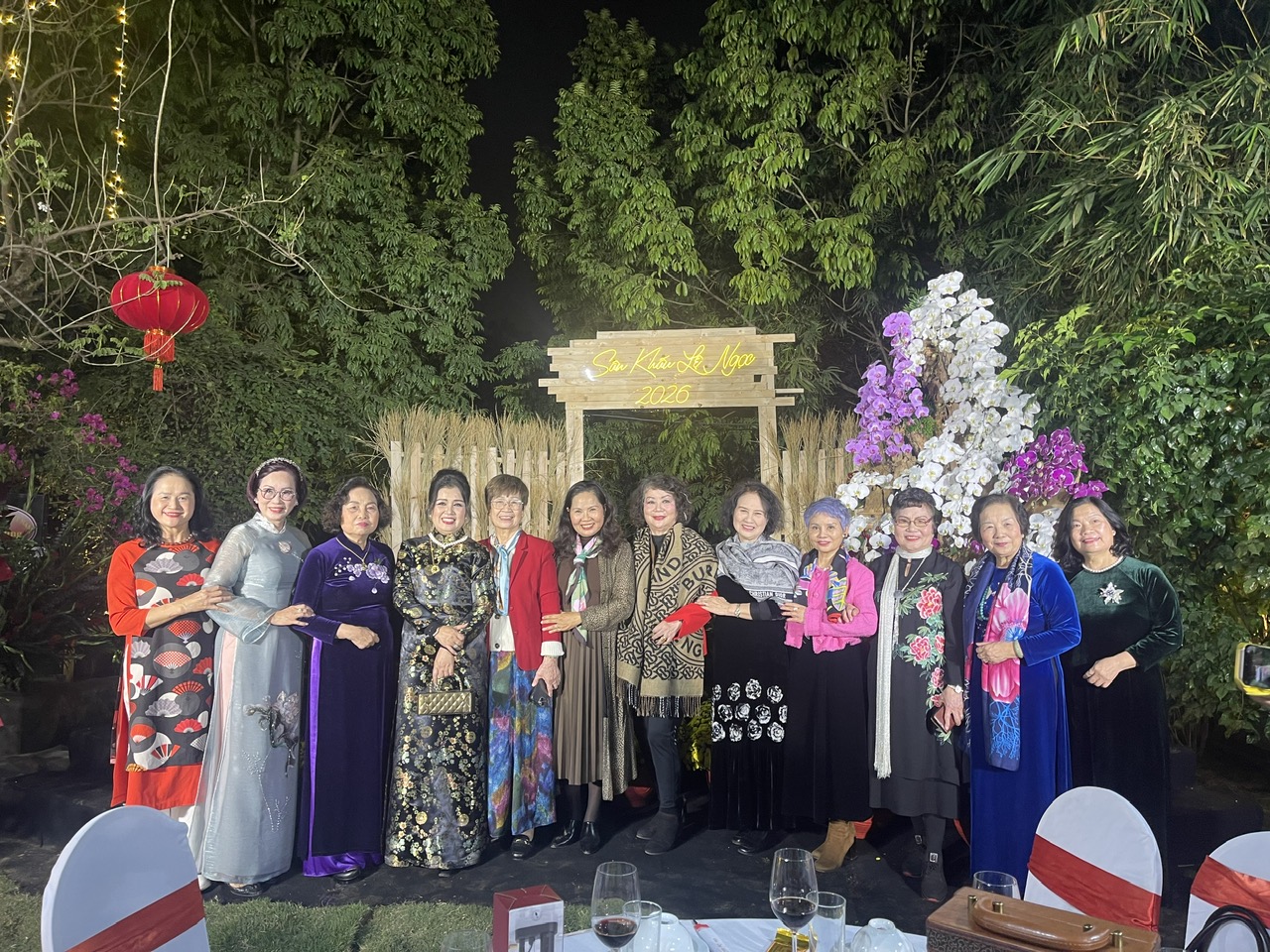 NSND Lệ Ngọc chụp ảnh lưu niệm cùng các nữ trí thức và nghệ sĩ.