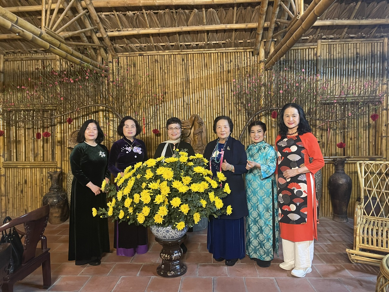 Lãnh đạo Hội Nữ trí thức Việt Nam tham dự Lễ Tổng kết hoạt động năm 2025 của Sân khấu Lệ Ngọc