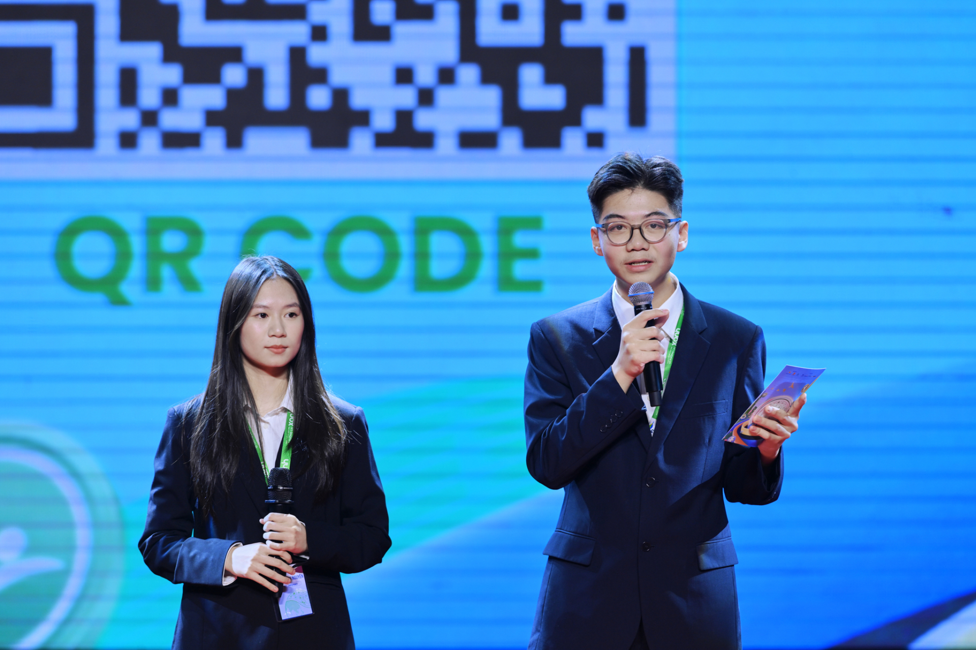  Đội Cropspiracy gồm Cao Khánh Nguyên và Hồ Đức Minh (THPT Nguyễn Siêu, Hà Nội) thể hiện năng lực tranh biện và tư duy tiệm cận chuẩn mực quốc tế qua phần thi của mình, từ đó xuất sắc giành Quán quân bảng Tiếng Anh Tiếng nói Xanh mùa 3.