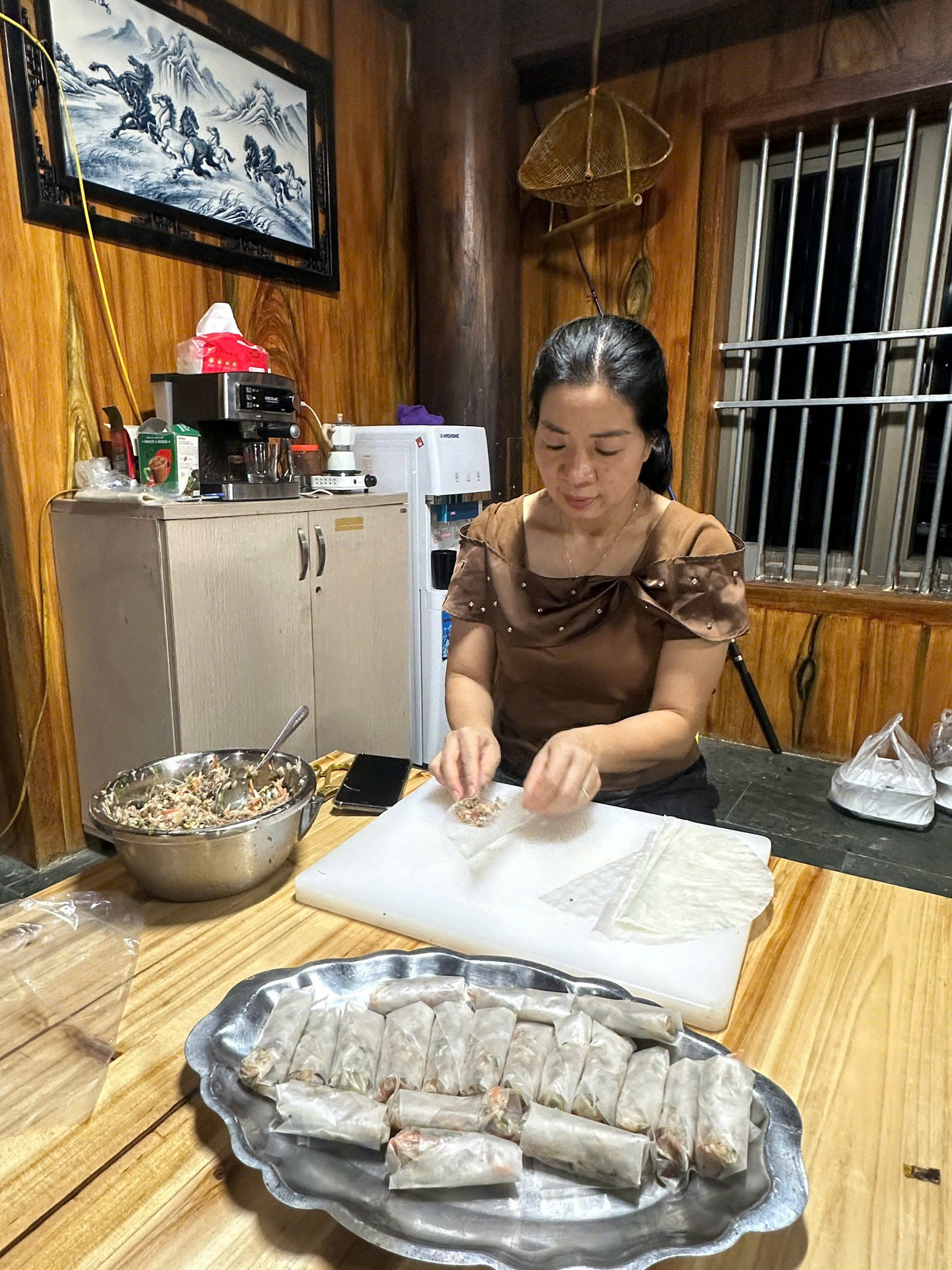 Làm nem đãi khách