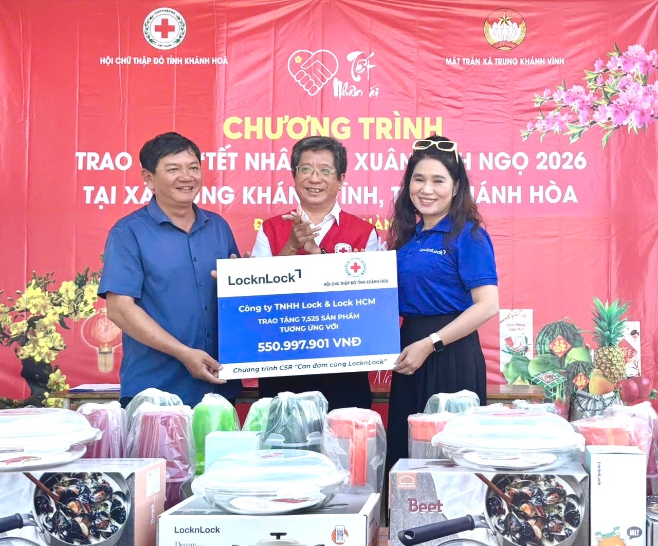  Lãnh đạo Hội Chữ thập đỏ tỉnh cùng nhà tài trợ trao bảng tượng trưng quà tặng cho xã Trung Khánh Vĩnh, tỉnh Khánh Hòa 