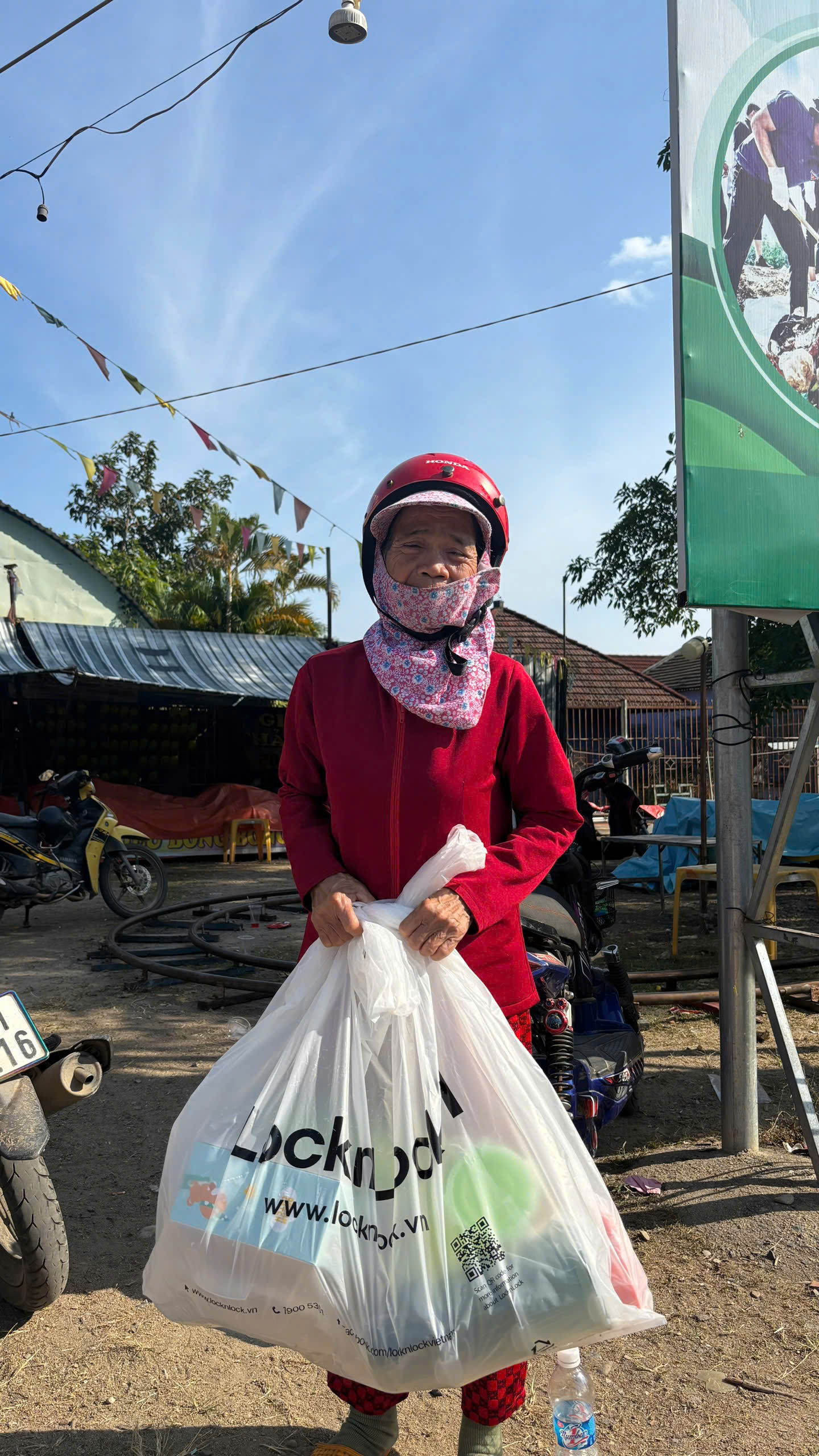  Người dân nhận quà tại sự kiện