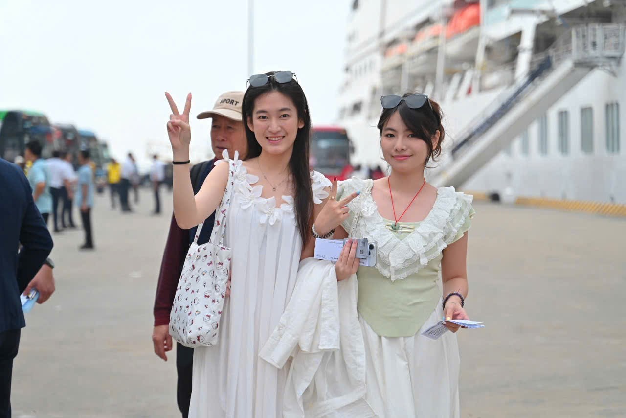 Du khach Ha Long Khách nước ngoài “xông đất” Cảng tàu khách quốc tế Hạ Long ngày mùng 1 Tết.