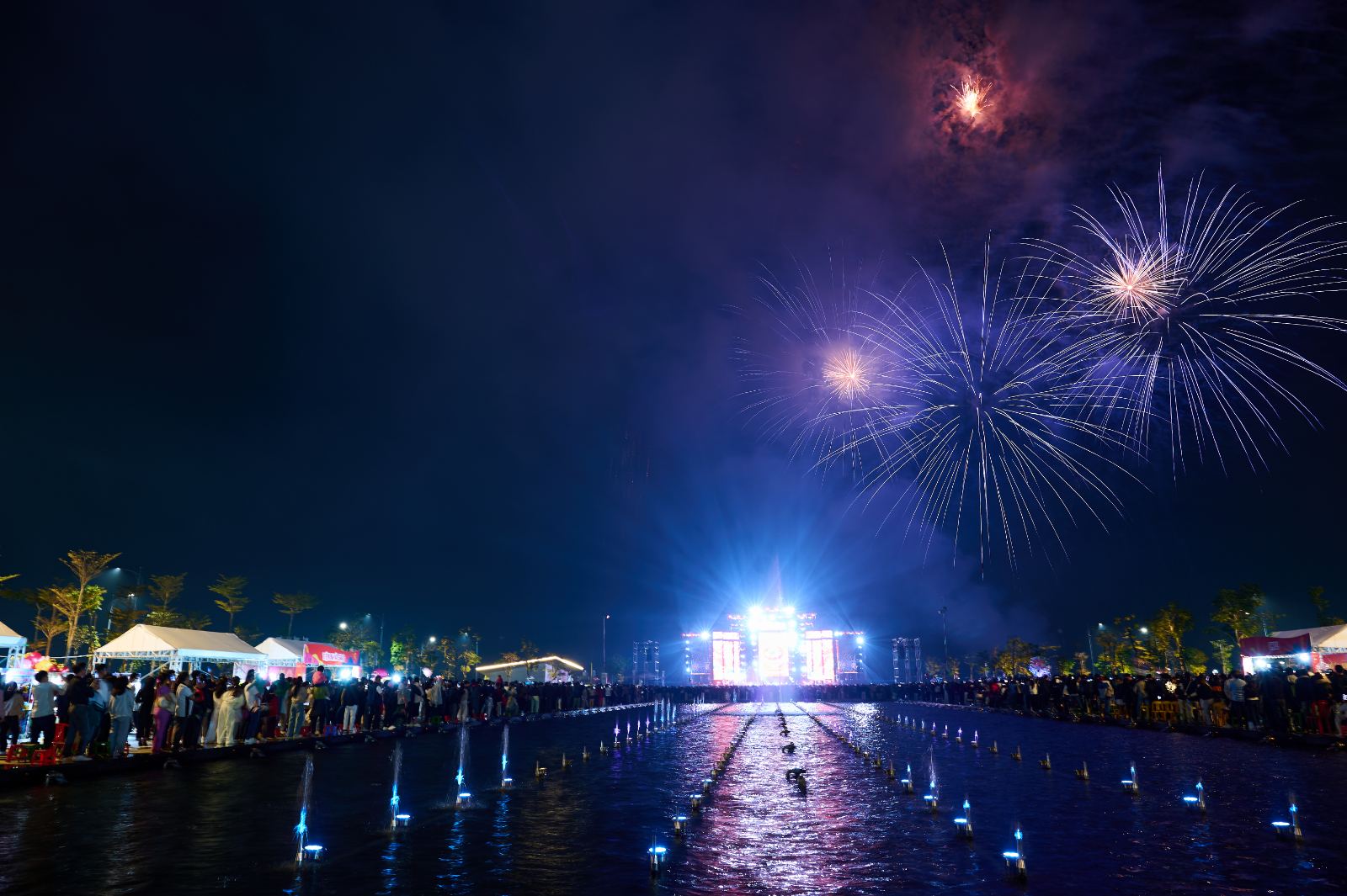  Màn trình diễn pháo hoa và nhạc nước rực rỡ tại Đại lộ Thời đại (Hà Nam) thu hút hàng nghìn người dân tham dự đêm giao thừa.
