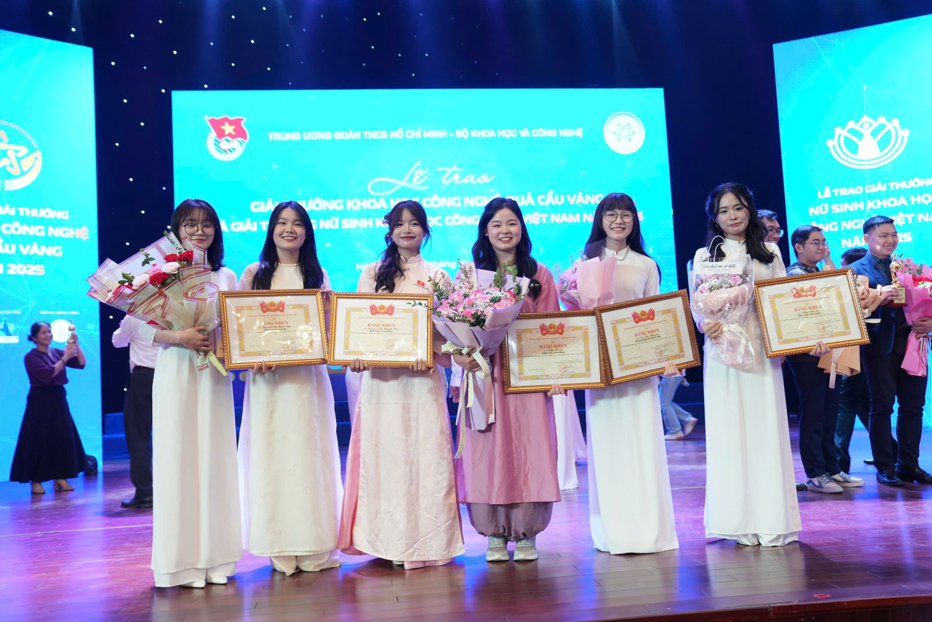  Phạm Thu Trang (bìa trái) cùng các nữ sinh trên toàn quốc trong lễ vinh danh Nữ sinh Khoa học Công nghệ Việt Nam năm 2025