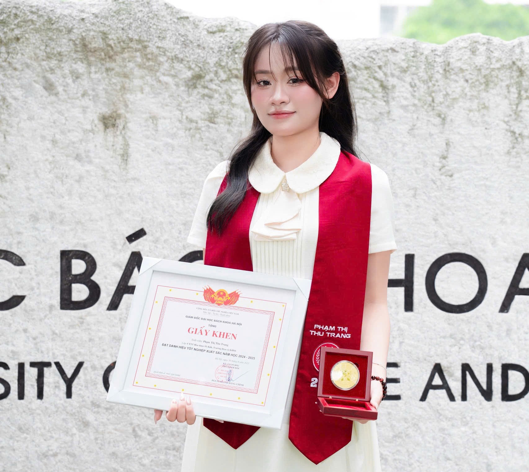  Phạm Thu Trang  là 1 một trong 39 sinh viên tốt nghiệp xuất sắc của trường Hóa và Khoa học Sự sống