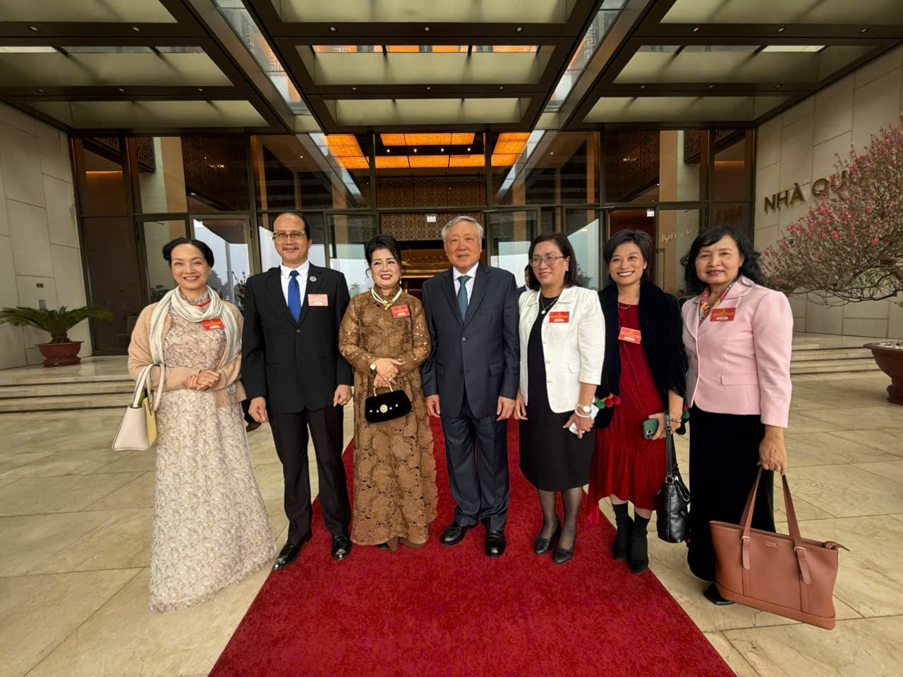  Phó Thủ tướng Thường trực Chính phủ Nguyễn Hòa Bình chụp ảnh lưu niệm cùng các đại biểu nghệ sĩ