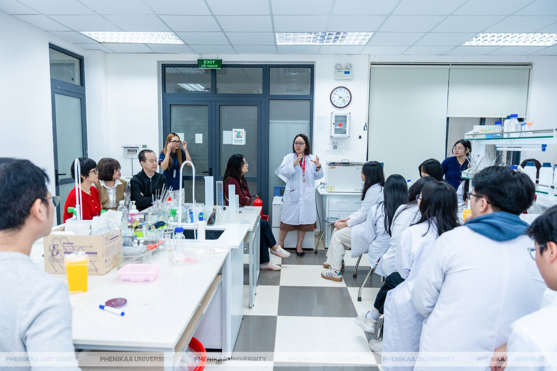 Các bạn nhỏ Chuyên Hà Nội Amsterdam tham quan phòng Lap của Đại học Phenikaa ( Khoa Công nghệ Sinh học, Hóa học & Kỹ thuật Môi trường – Trường Kỹ thuật Phenikaa).