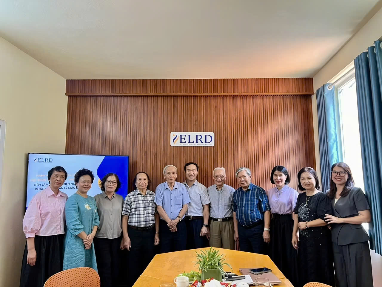 PGS.TS Chu Cẩm Thơ ( thú 2 từ trái) cùng các đồng nghiệp tạiViện Nghiên cứu & Phát triển Quản lý Giáo dục (ELRD) đón tiếp Ban lãnh đạo và Văn phòng Hội Khoa học Tâm lý – Giáo dục Việt Nam đến kiểm tra và làm việc tại trụ sở của Viện.