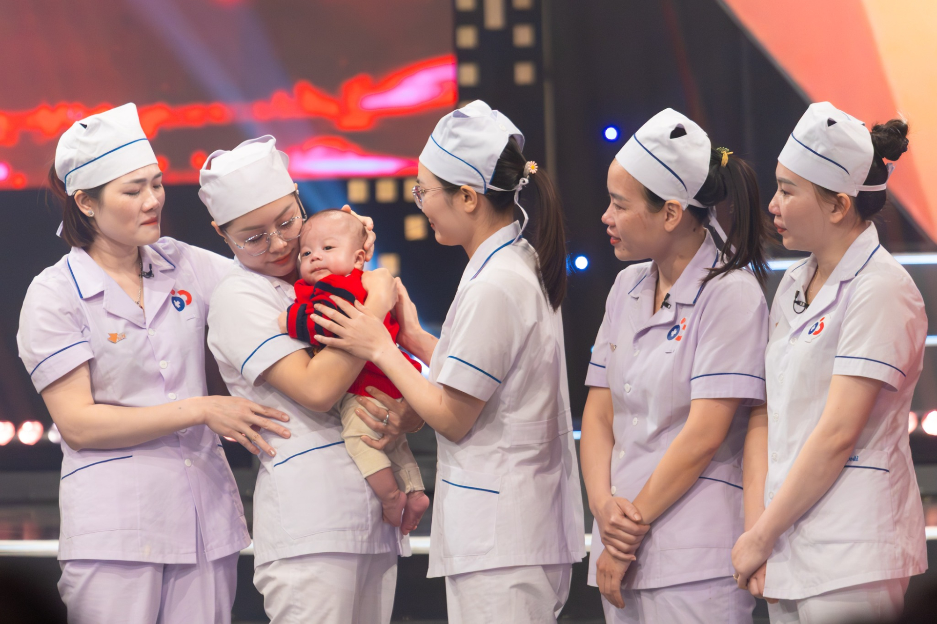 Các nữ điều dưỡng gặp lại em bé họ đã cứu vài tháng trước