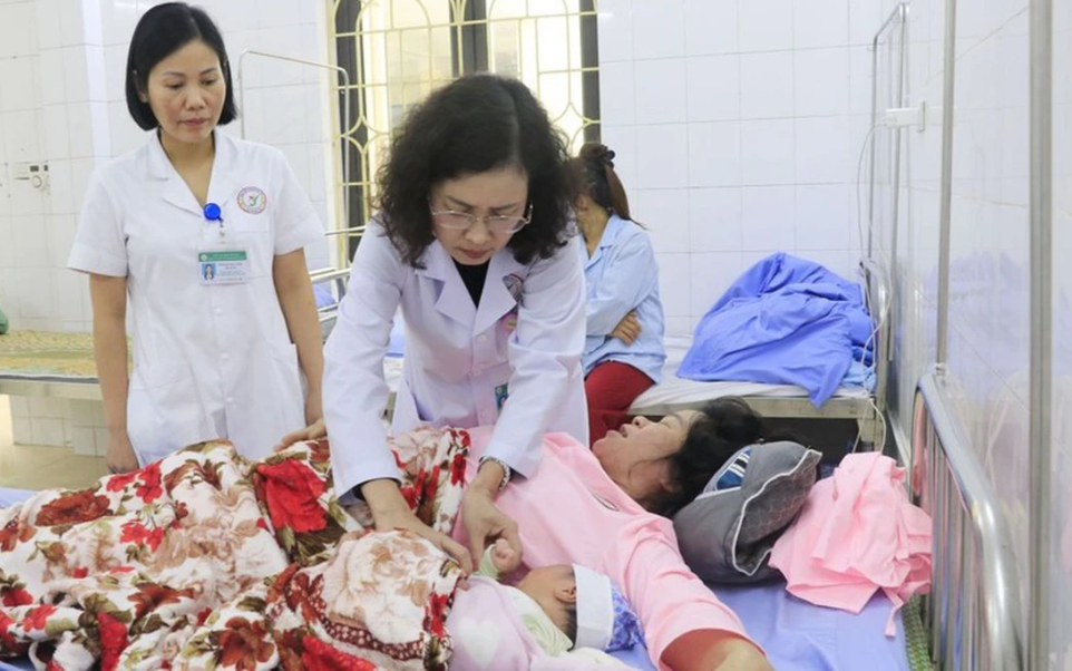 Hàng ngày, bác sỹ Vũ Thị Châu Loan luôn dành thời gian đến các khoa thăm bệnh nhân. (Ảnh: Đinh Thùy)