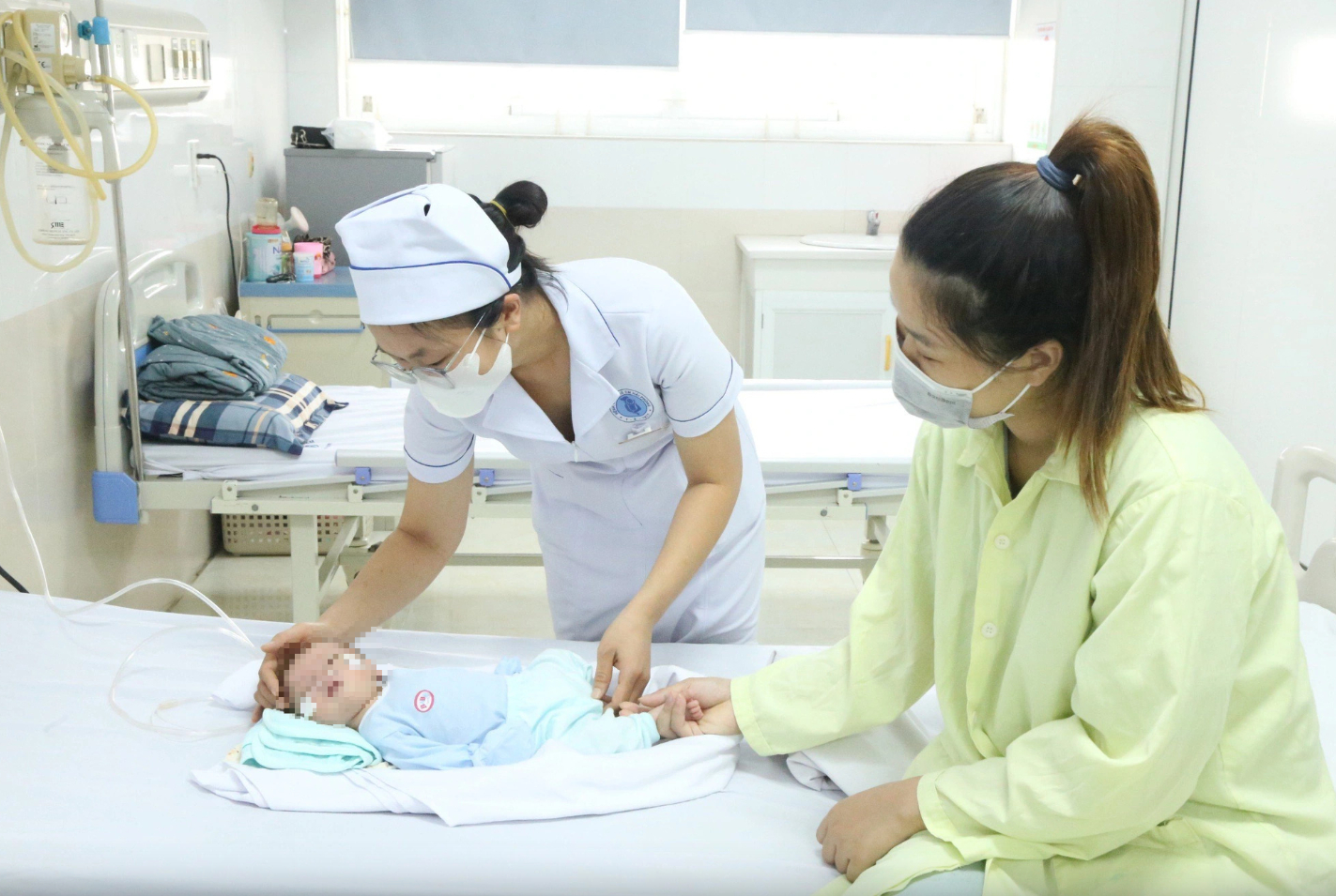 Nữ điều dưỡng Nguyễn Thị Thảo chăm sóc bệnh nhi