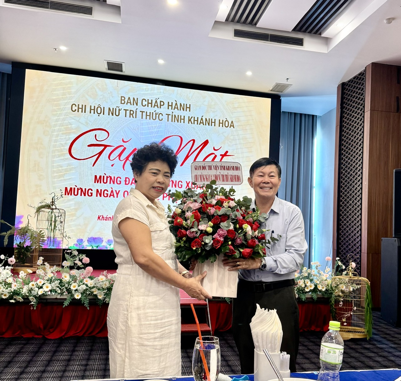 Giám đốc Thư viện tỉnh tặng hoa chúc mừng BCH Chi hội tại buổi Gặp mặt đầu năm 2026.