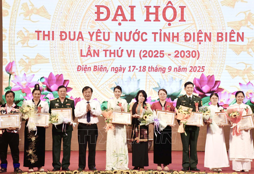 Chị Lù Thị Toản ( áo đỏ) được vinh danh tại Đại hội Thi đua yêu nước tỉnh Điện Biên.