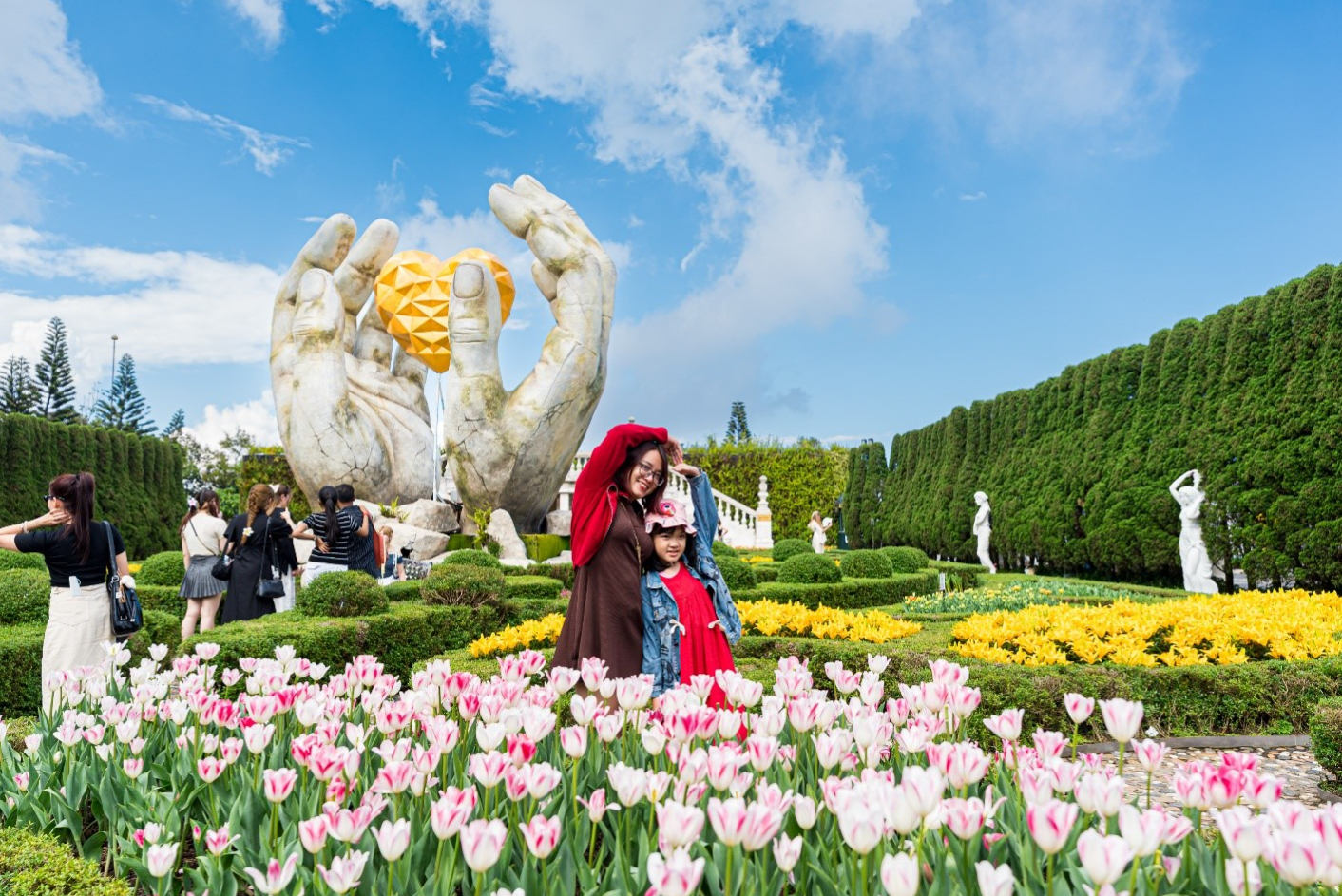 Khách miền Trung – Tây Nguyên đến Ba Na Hills tăng hơn 60%