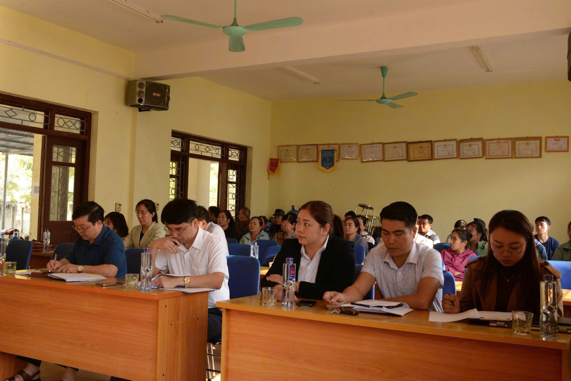 Chị Lù Thị Toản (thứ nhất từ phải -hàng đầu) tại điểm tiếp xúc cử tri.