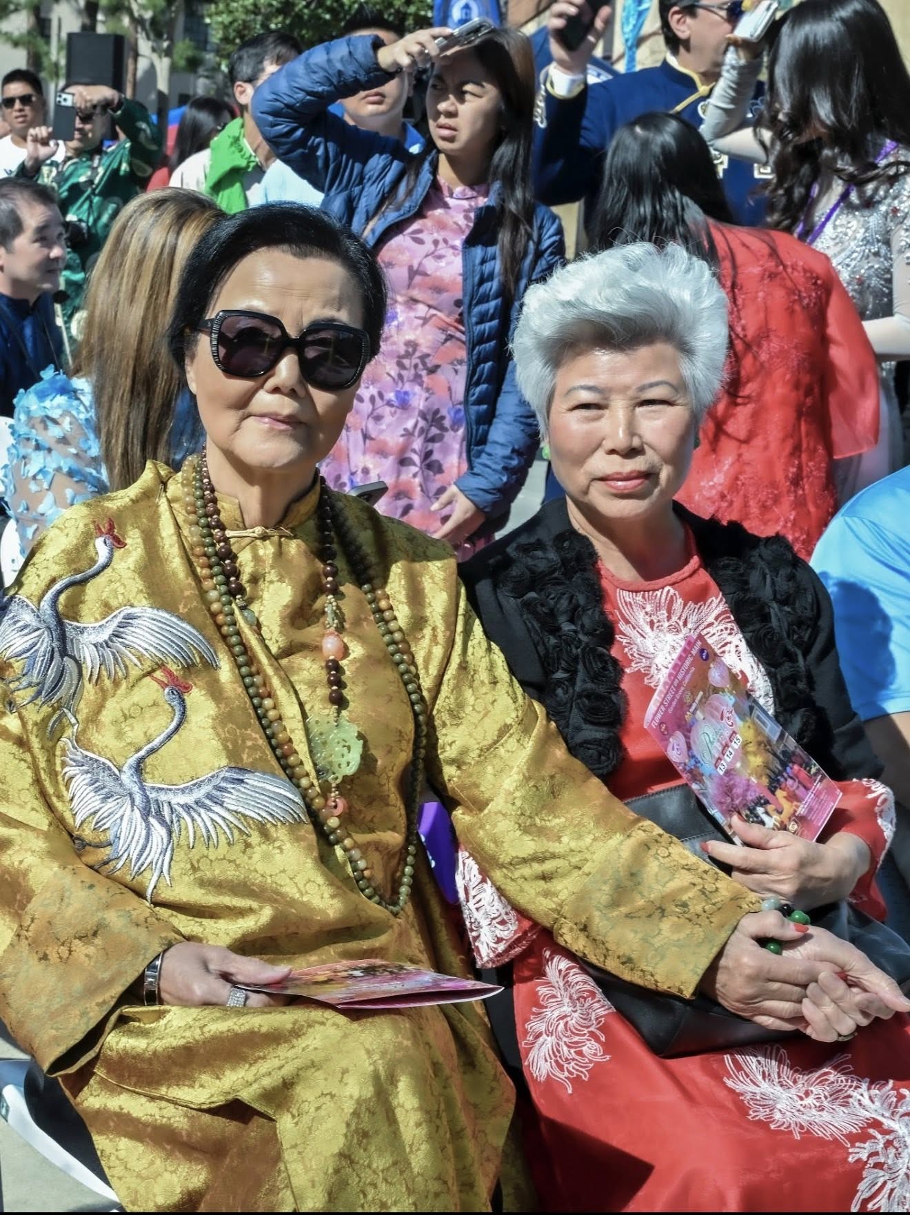 Nhà văn Phùng Thị Lệ Lý và diễn viên Kiều Chinh tại buổi khai mạc sự kiện Phố Hoa chợ Tết năm Bính Ngọ 2026 của người Viêt tại California, Hoa Kỳ.