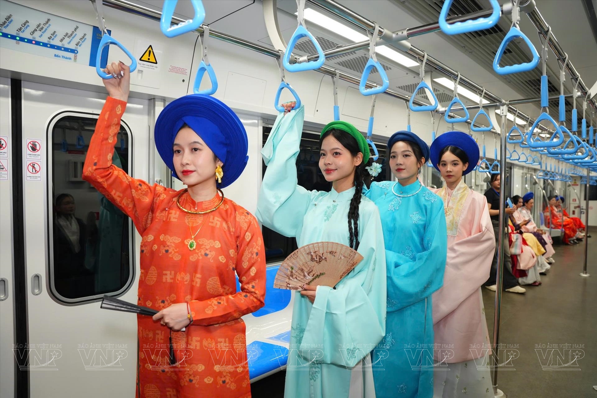 Từ sợi tơ đến dầu mỏ- Khi Quốc phục bước vào chuỗi tuần hoàn