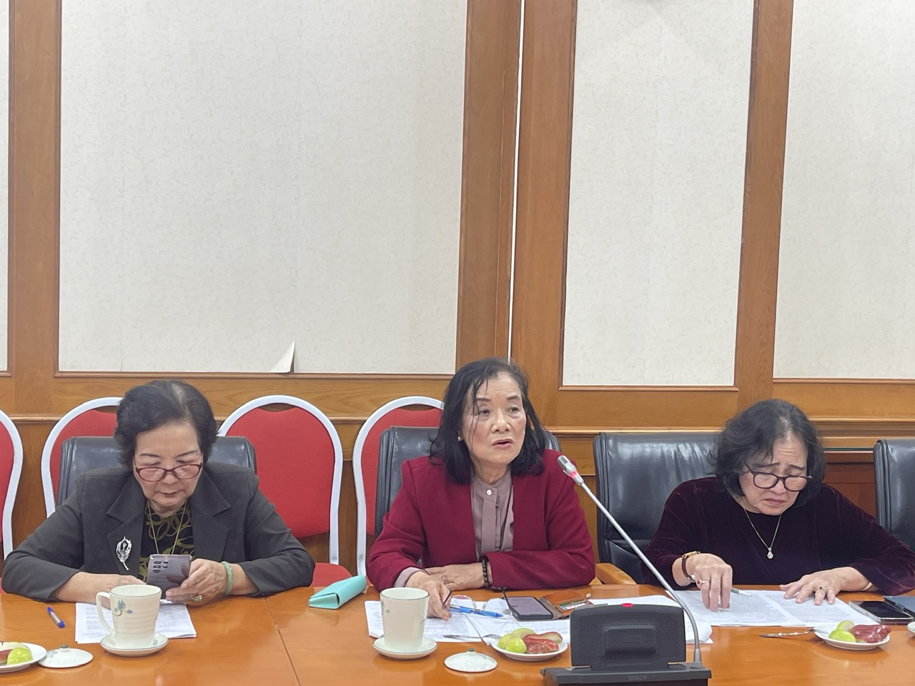 PGS.TS Lê Thị Thúy, Trưởng Ban Khoa học Công nghệ của Hội Nữ trí thức Việt Nam (giữa) đề xuất nghiên cứu đề tài liên quan đến nâng cao năng lực sản xuất và quản lý chuỗi thực phẩm sạch phục vụ cộng đồng theo hướng tăng trưởng xanh. Đây là lĩnh vực có ý nghĩa lớn đối với sức khỏe cộng đồng và phát triển nông nghiệp bền vững.