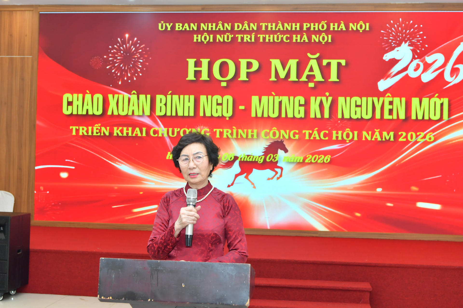 PGS.TS Bùi Thị An, Chủ tịch Hội Nữ trí thức Hà Nội báo cáo hoạt động của Hội năm 2025 và định hướng phát triển năm 2026.