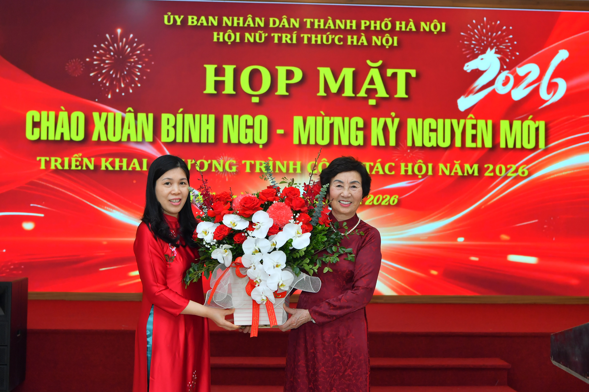 Bà Trần Thị Phương Hoa, Thành ủy viên, Phó Chủ tịch Thường trực Ủy ban MTTQ Việt Nam thành phố Hà Nội tặng hoa chúc mừng Hội Nữ trí thức Hà Nội.