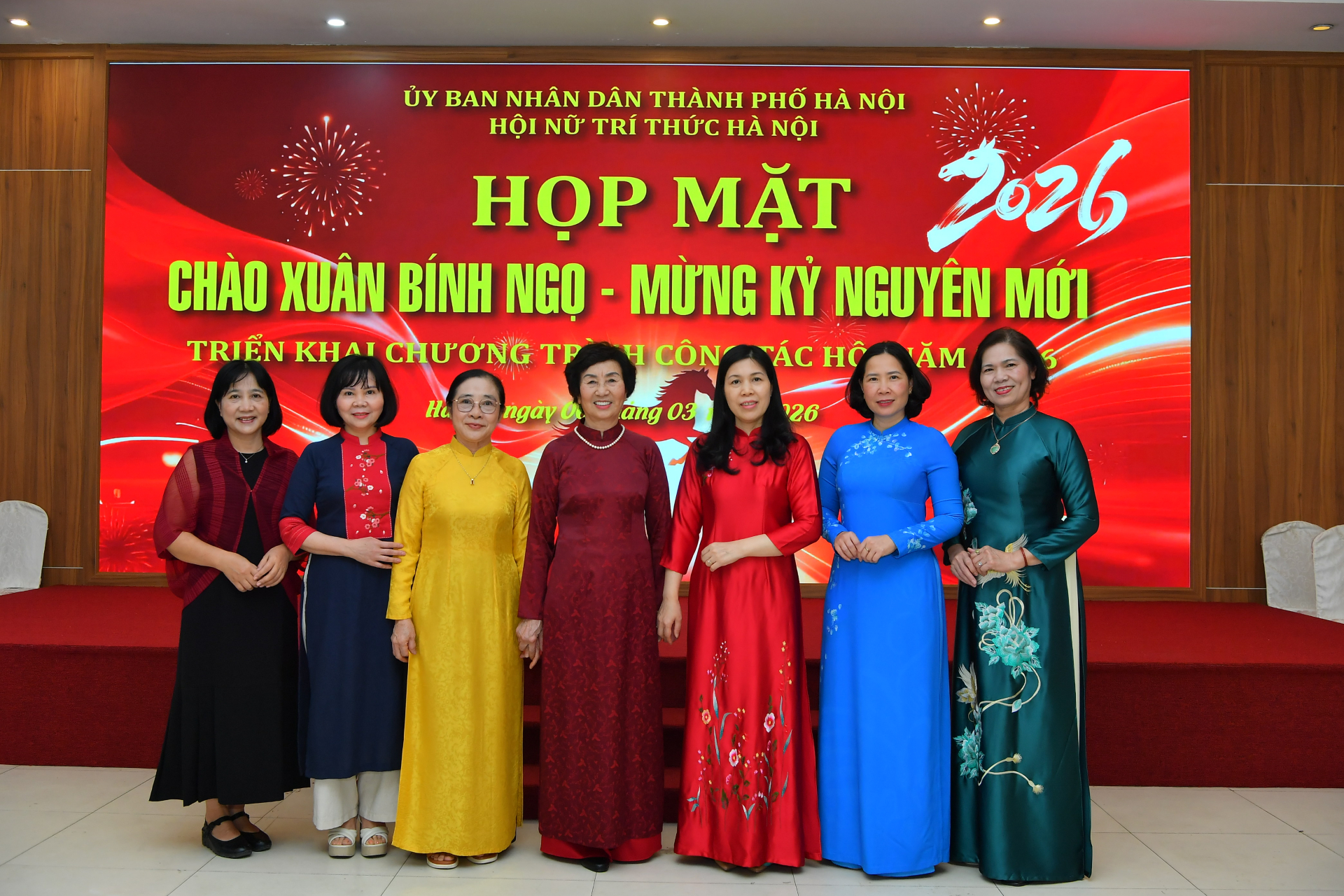 Các đại biểu chụp ảnh lưu niệm cùng Chủ tịch Hội Nữ trí thức Hà Nội.