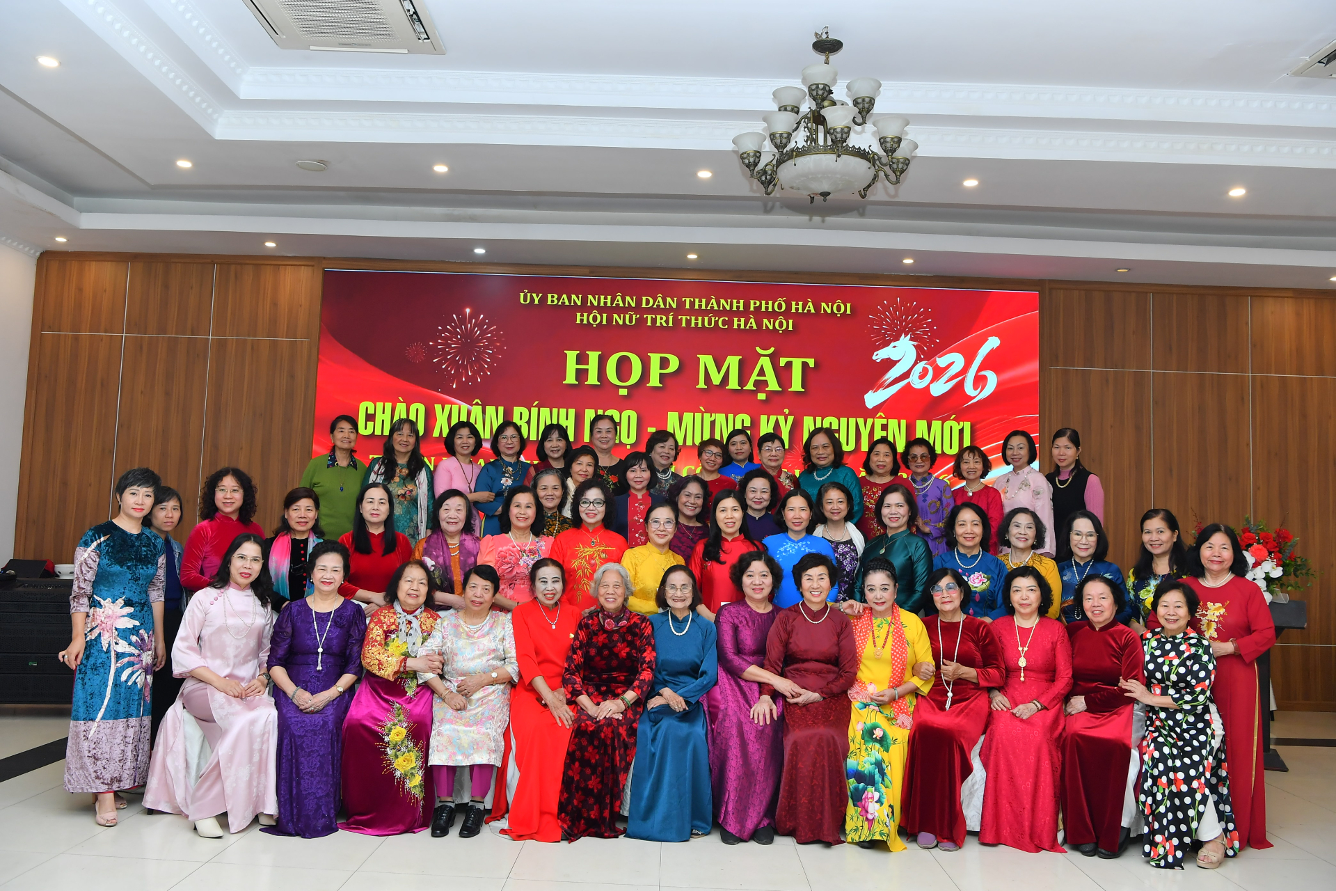  Các đại biểu và hội viên Hội Nữ trí thức Hà Nội chụp ảnh lưu niệm.