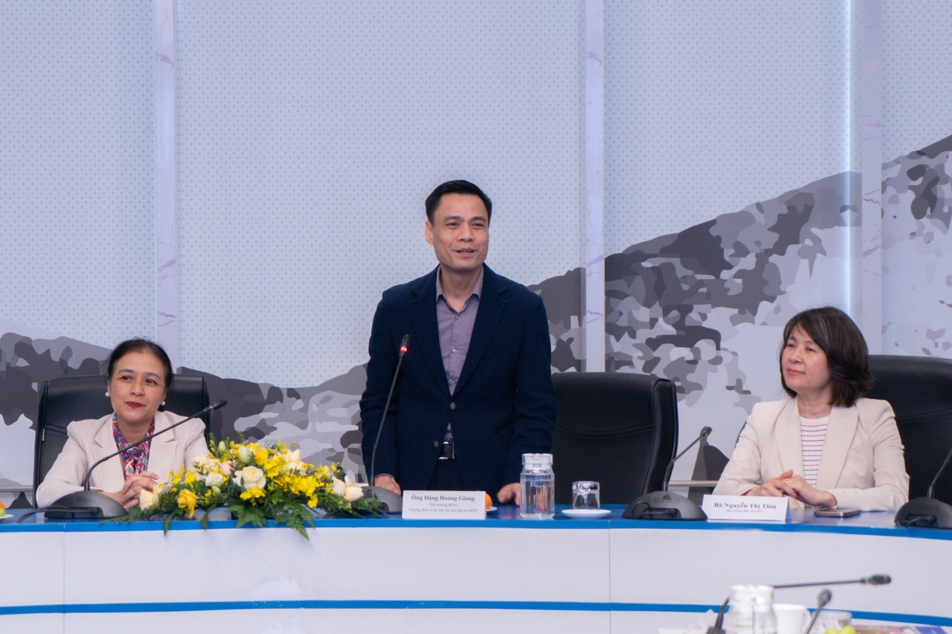  Thứ trưởng Bộ Ngoại giao Đặng Hoàng Giang phát biểu tại lễ ra mắt sách.