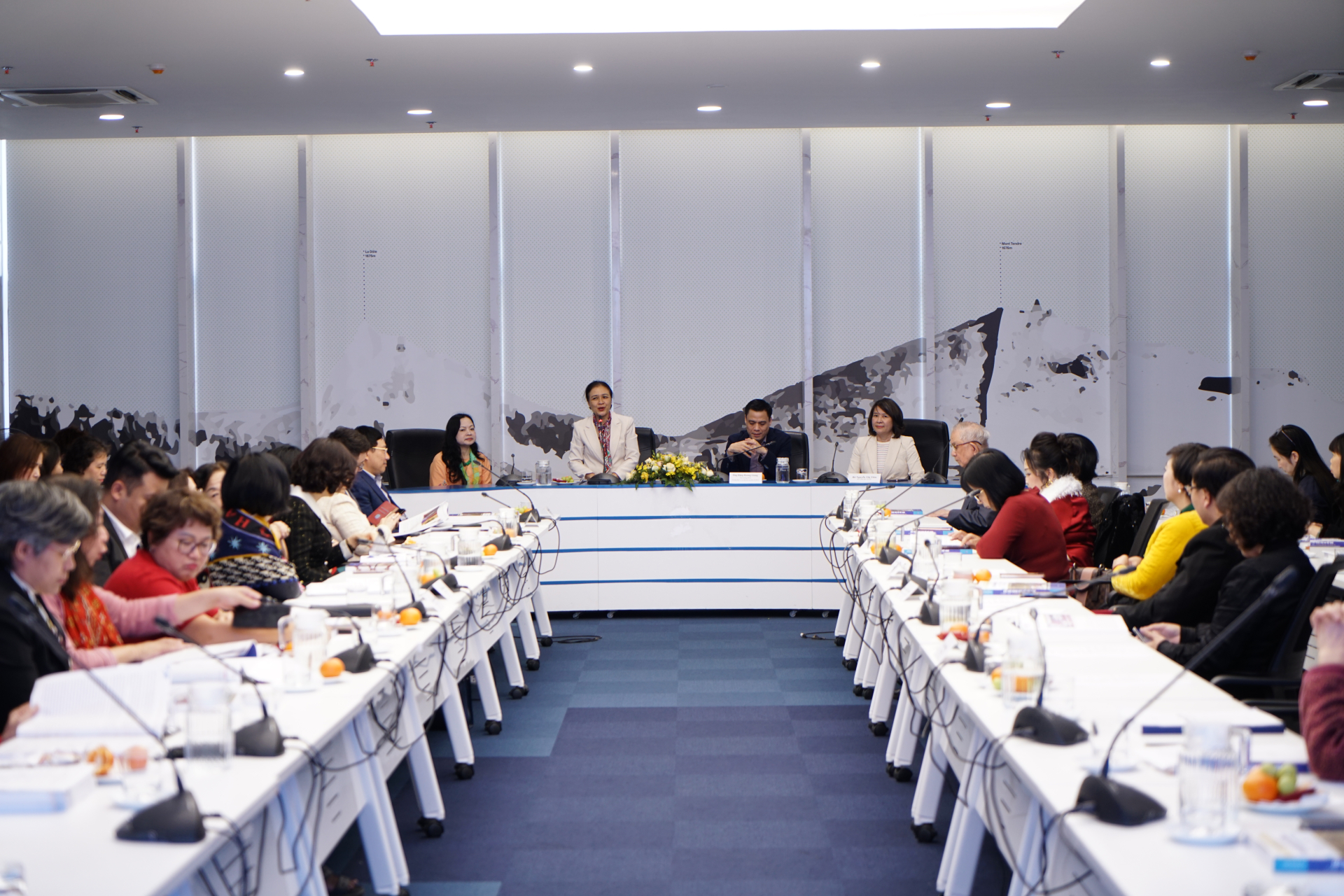 Mạng lưới các nhà ngoại giao nữ Việt Nam tổ chức lễ ra mắt cuốn sách “Các nhà ngoại giao nữ Việt Nam: phác thảo chân dung và hồi ức”.