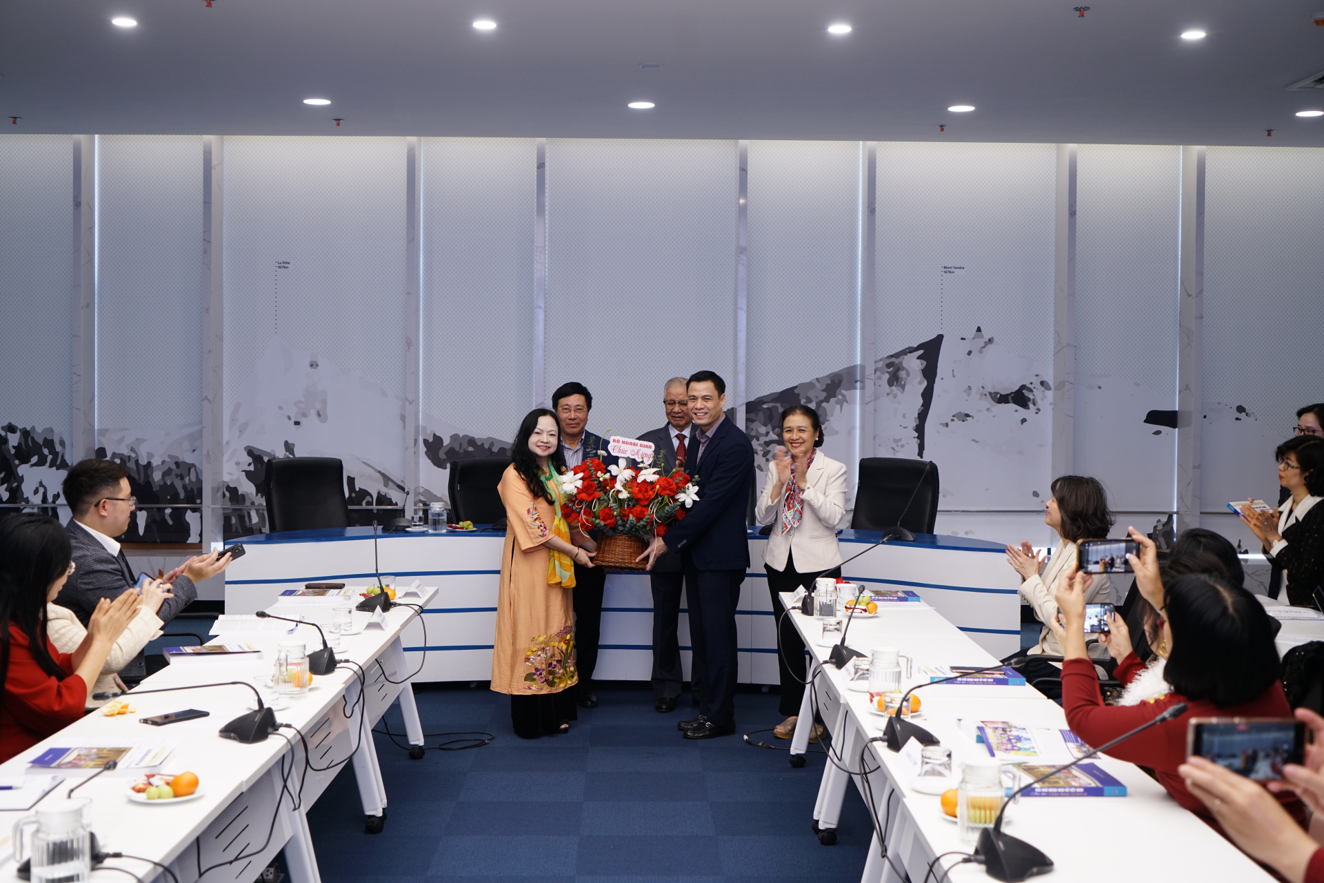 Đại sứ, TS Luận Thùy Dương nhận hoa chúc mừng.