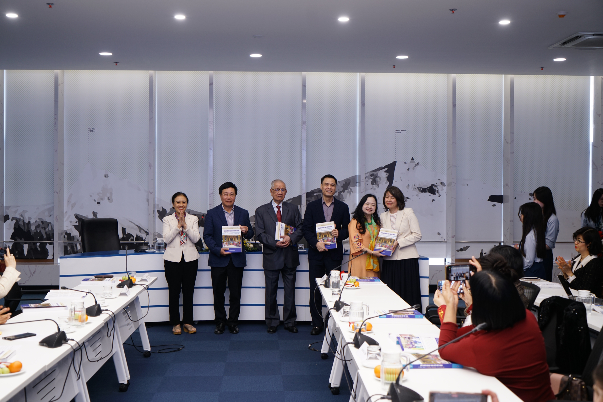 Nguyên Thứ trưởng Bộ Ngoại giao Nguyễn Phương Nga và Đại sứ Luận Thùy Dương tặng sách cho đại biểu.