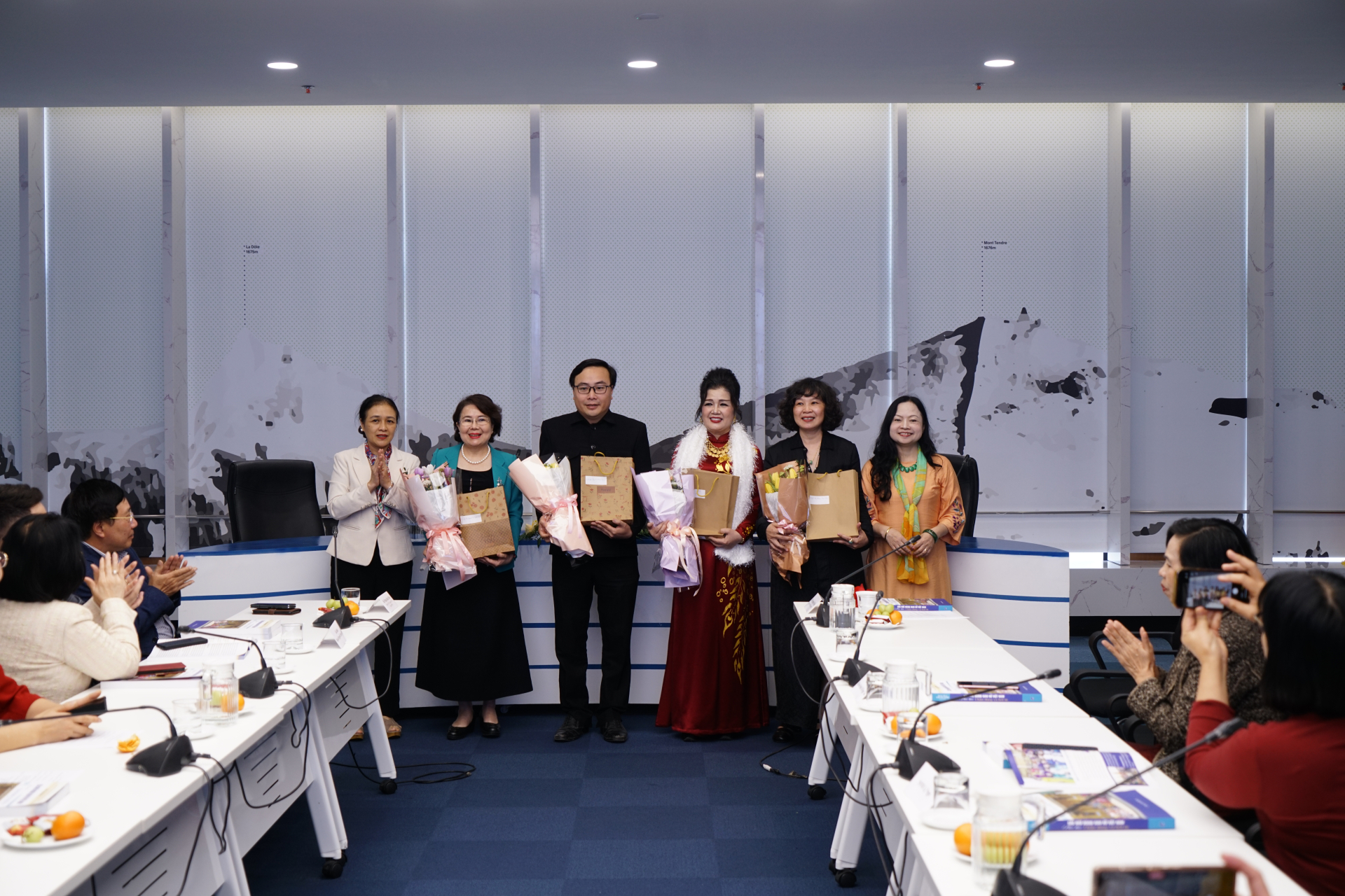 Nguyên Thứ trưởng Bộ Ngoại giao Nguyễn Thị Phương Nga và Đại sứ Luận Thùy Dương tặng hoa các nhà tài trợ.