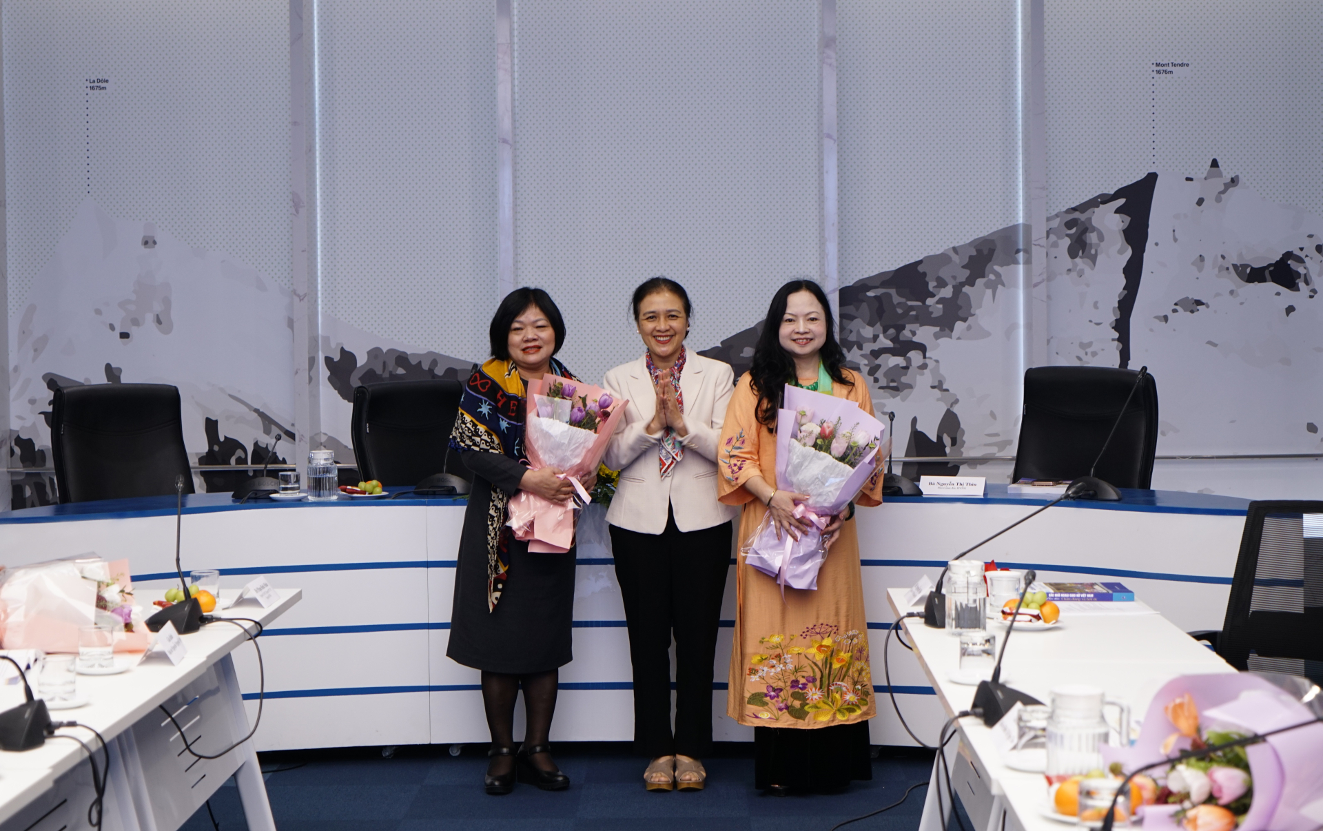 Nguyên thứ trưởng Bộ Ngoại giao Nguyễn Thị Phương Nga tặng hoa cho chủ biên cuốn sách-Đại sứ Luận Thùy Dương và đại diện Nhà xuất bản Dân Trí.