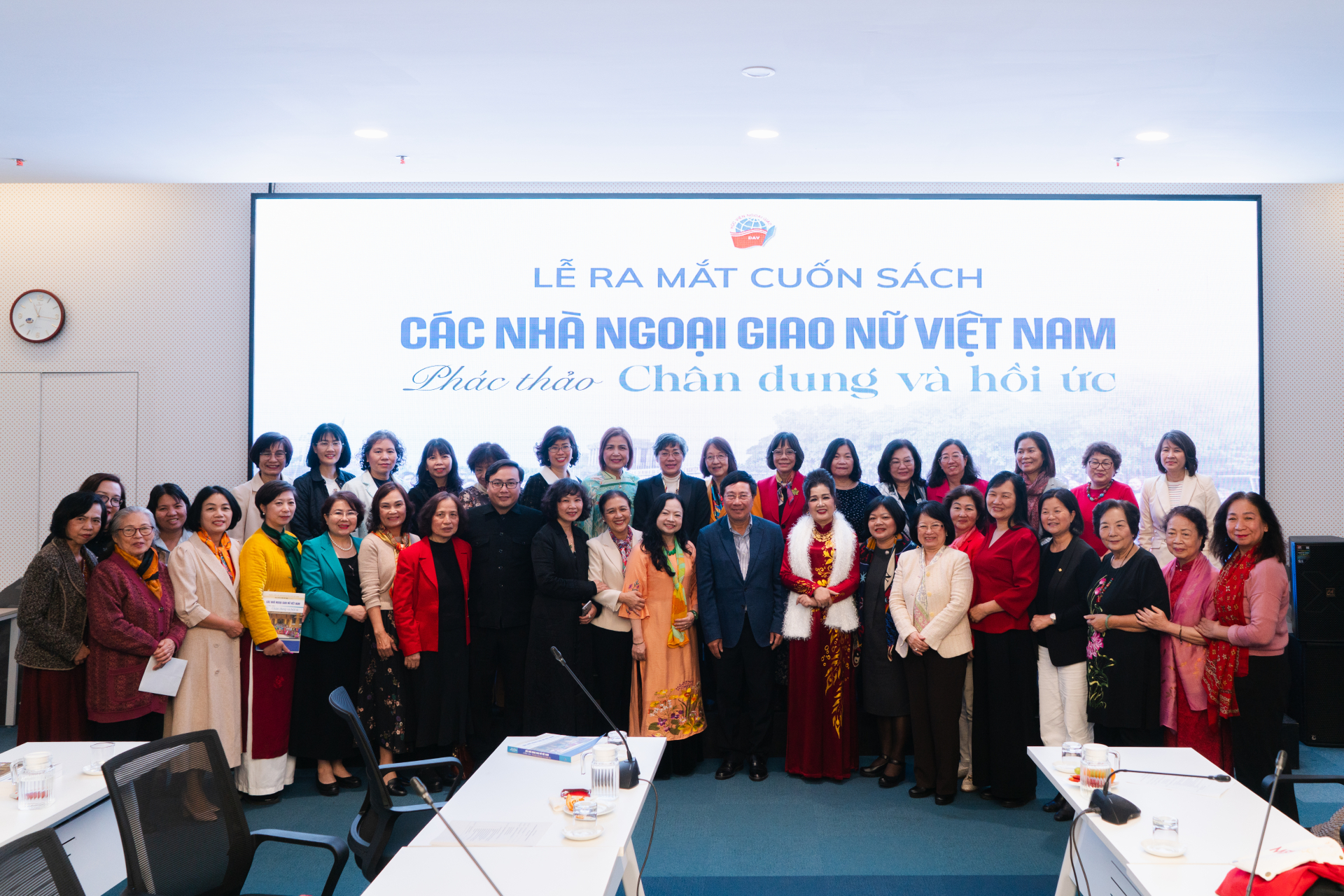 Các đại biểu chụp ảnh lưu niệm cùng các đại sứ.