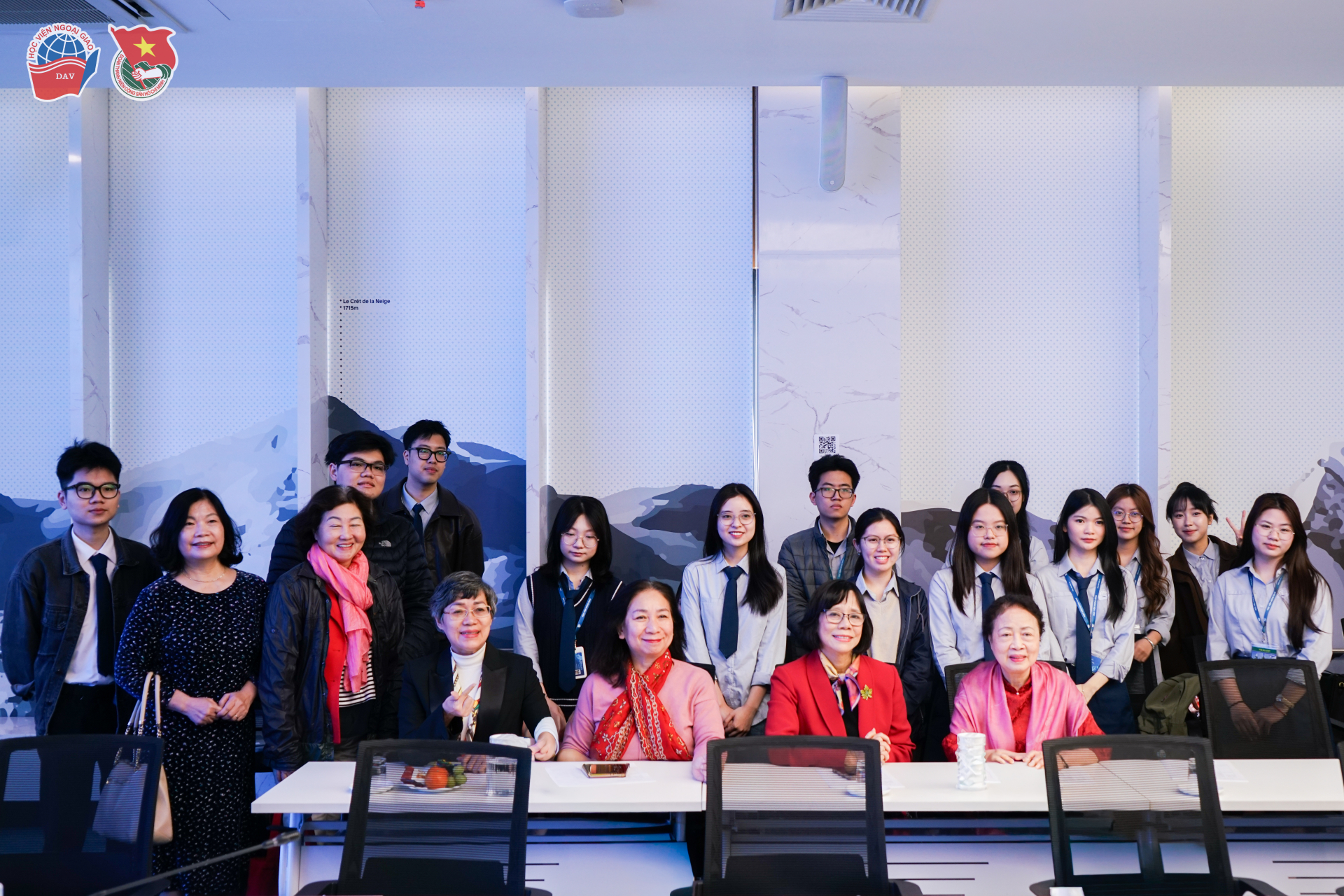 Các đại sứ, đại biểu tham dự buổi ra mắt sách.