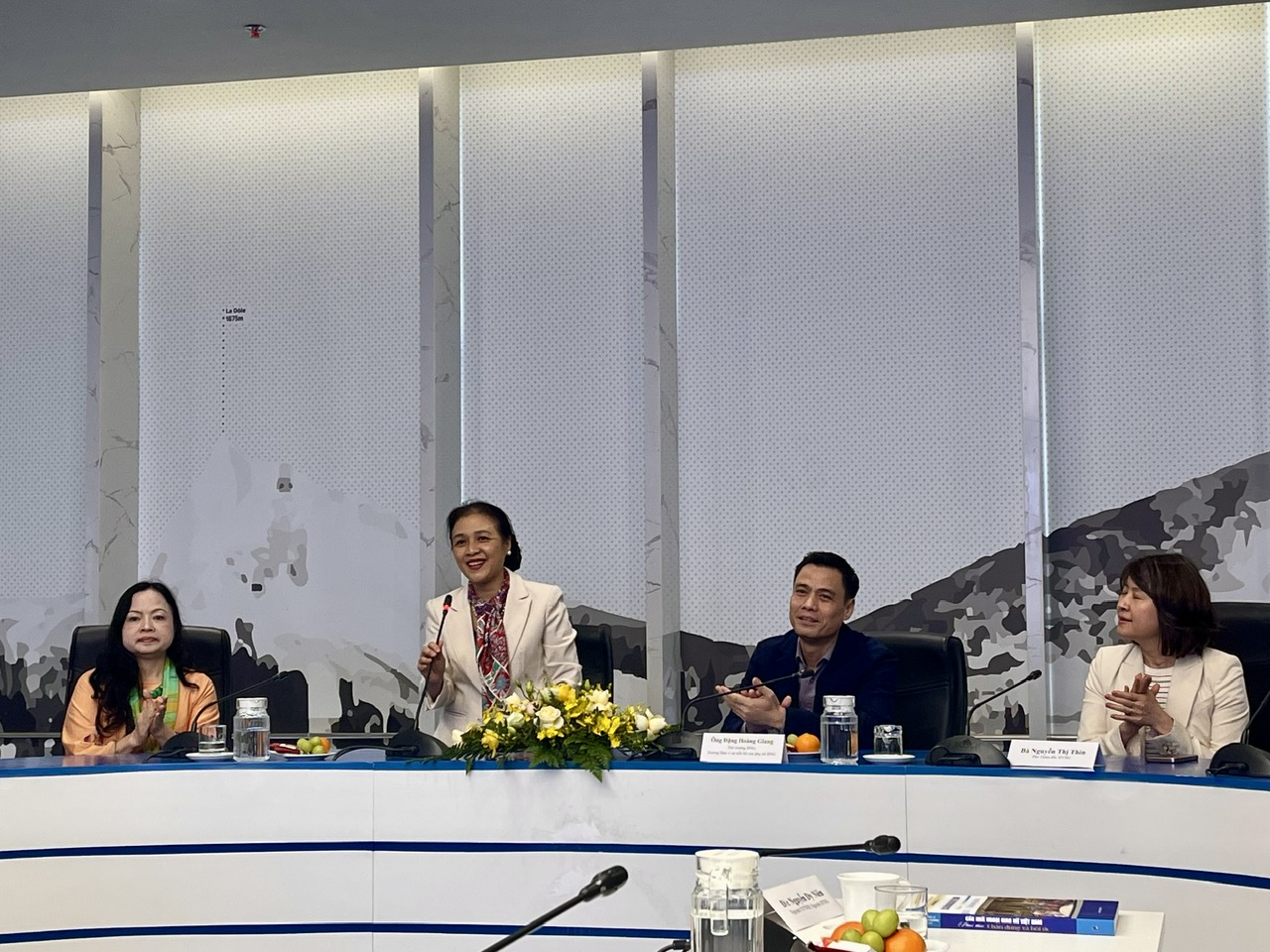 Nguyên thứ trưởng Nguyễn Thị Phương Nga cho biết: Cuốn sách không chỉ phác họa chân dung các nữ lãnh đạo trong ngành, từ Bộ trưởng, Thứ trưởng, Trợ lý Bộ trưởng đến các đại sứ và trưởng cơ quan đại diện, mà còn mở ra những lát cắt đời sống nghề nghiệp đầy sinh động phía sau các hoạt động đối ngoại.