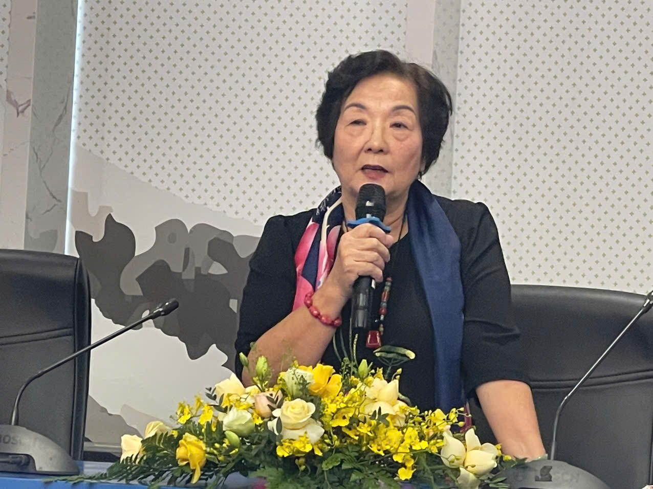 Đại sứ Nguyễn thị Hồi : Vài tiếng sau khi tôi gửi bức chân dung Tổng thống và 6 bông hồng đến Tổng thống Áo, tôi đã nhận được một bức thư tay từ văn phòng Tổng thống do đích thân Tổng thống viết với lời khen: 