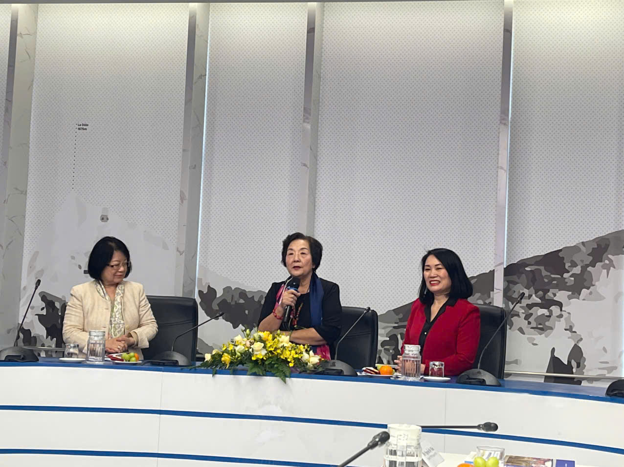 Đại sứ Nguyễn Thị Hồi kế lại kỷ niệm về bức chân dung Tổng thống Áo và 6 bông hồng, sau khi mở hộp ký ức có chứa 6 bông hồng biểu trưng.