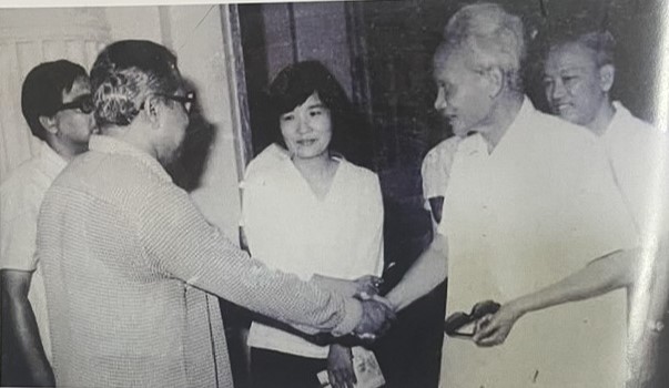 Đại sứ Nguyễn thị Hồi (giữa) từng phiên dịch cho Thủ tướng Phạm Văn Đồng