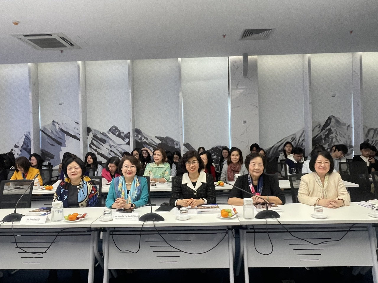 Đại sứ Nguyễn Thị Hồi cùng các đại sứ, đại biểu tại Lễ ra mắt sách sáng ngày 10/3/2026.