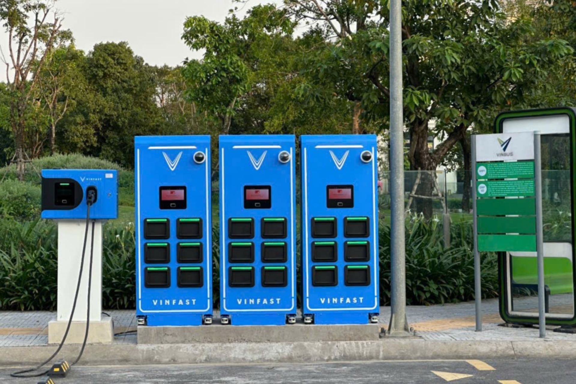 Đi xa thoải mái, trang bị ngon, chi phí dễ thở: Xe máy điện VinFast Viper hút khách hàng trẻ