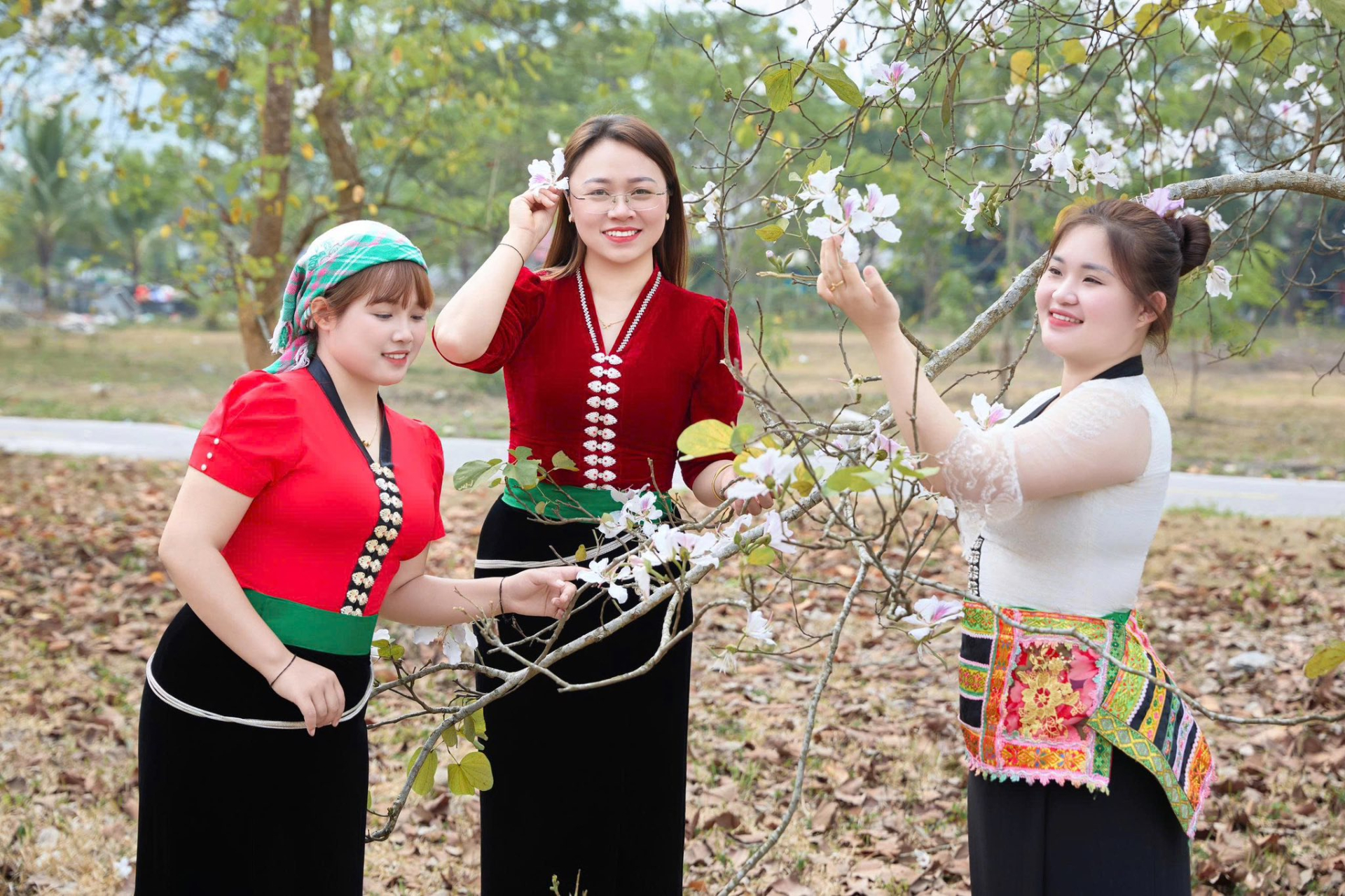 Chủ tịch HĐQT HTX Du lịch cộng đồng Quan Chiên ( giữa) cùng các cô gái Thái ở Bản Quan Chiêng, Mường Lay.